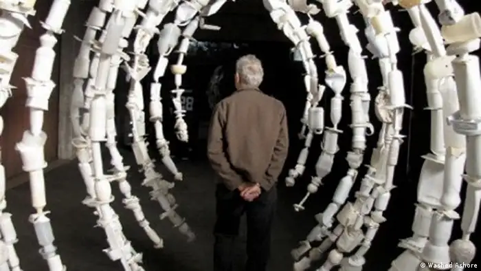 Bildergalerie Washed Ashore, a man walks through the inside of a whale skeleton made from plastic trash