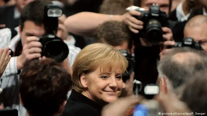 Angela Merkel vor Medienvertretern Fotografen