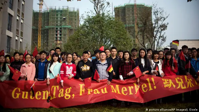 Deutschland China Merkel in Peking Studenten vor der Uni in Hefei