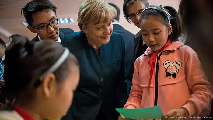 China Deutschland Bundeskanzlerin Angela Merkel in Heifei (picture-alliance/AP Photo/J. Eisele)