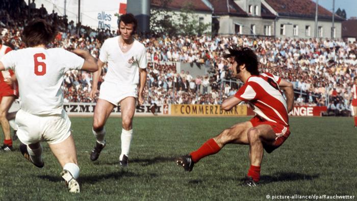 1971 - 1. Fußball-Bundesliga Bayern München - 1. FC Köln (picture-alliance/dpa/Rauchwetter)
