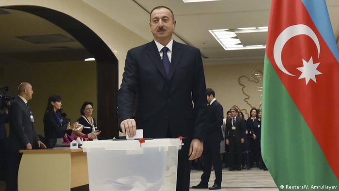Президент Азербайджана Ильхам Алиев на избирательном участке