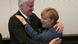 Seehofer und Merkel liegen sich in den Armen ARCHIV Seehofer und Merkel liegen sich in den Armen ARCHIV