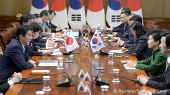 Südkorea Treffen Shinzo Abe (l.) und Park Geun-hye Bilateraler Gipfel