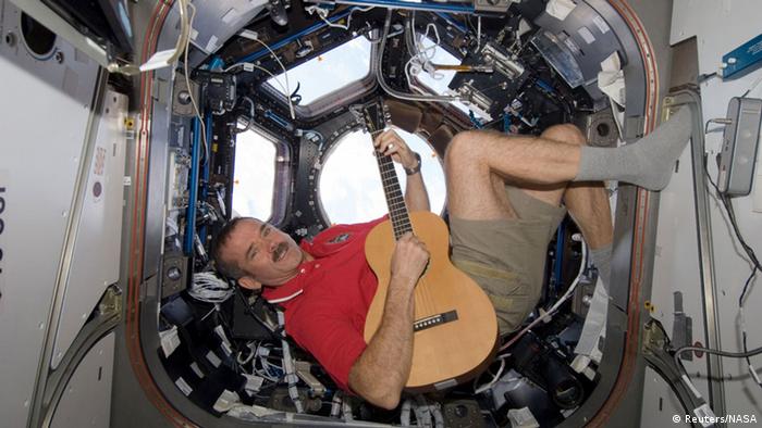 Chris Hadfield mit Gitarre auf der ISS. (Reuters/ NASA)