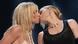 Britney Spears und Madonna geben sich auf der Bühne einen langen Kuss. Britney Spears und Madonna geben sich auf der Bühne einen langen Kuss.