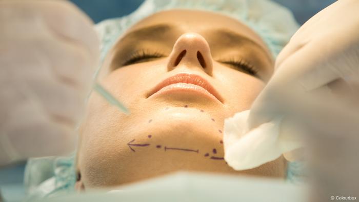 Symbolbild Vorbereitung Facelift Gesichtsoperation 