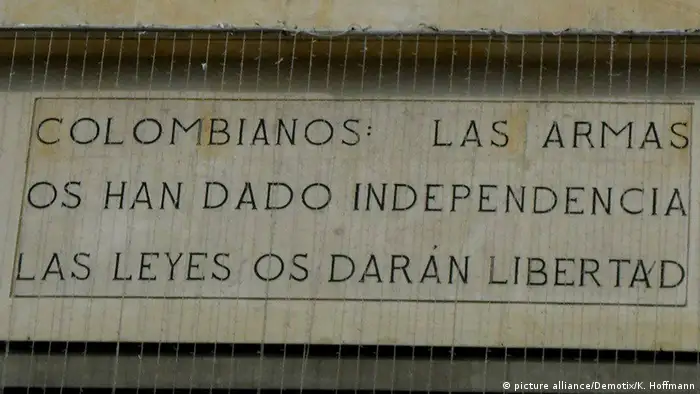 Kolumbien Bogota Mahntafel am Justizpalast