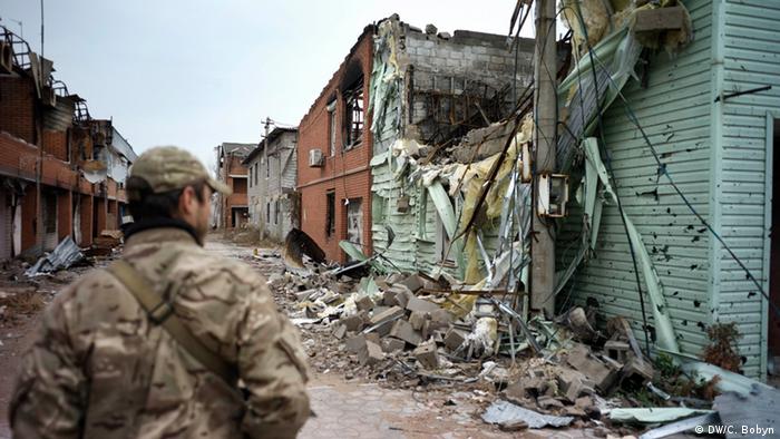 Украинский солдат патрулирует руины Широкино