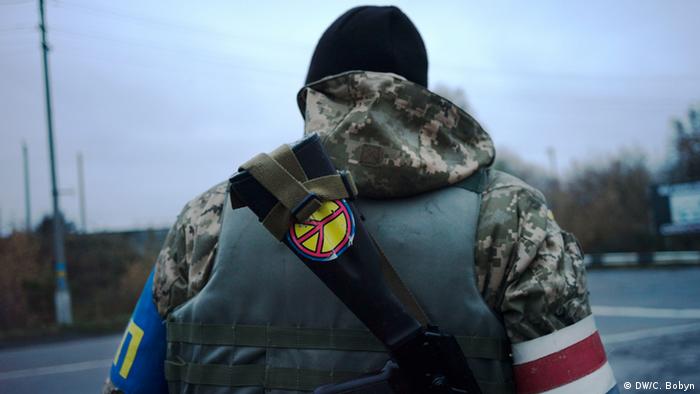 Ein ukrainischer Soldat an einem Checkpoint in Donezk (Foto: DW)