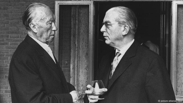 Chanceler federal Konrad Adenauer e seu chefe de gabinete, Hans Globke