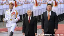 5. 11. 2015 Chinese President Xi Jinping (R) and Vietnamese Communist Party General Secretary Nguyen Phu Trong (C) review an honour guard during a welcoming ceremony at the presidential palace in Hanoi on November 5, 2015. Xi arrived in Hanoi on Thursday on a visit crucial to rebuilding ties strained by maritime disputes, and made more uncertain by Vietnam's upcoming reshuffle of its Communist Party leadership. REUTERS/Hoang Dinh Nam/Pool TPX IMAGES OF THE DAY (C): REUTERS/Minh Hoang/Pool