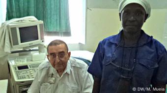 Padre cirurgião salva vidas em Moçambique há 40 anos | Moçambique | DW | 05.11.2015