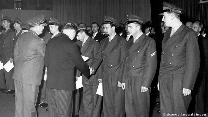 Bonn Ernennungszeremonie der ersten 101 Bundeswehr Soldaten (picture alliance/akg-images)