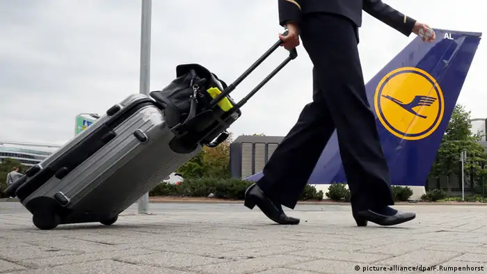 Lufthansa Flugbegleiter Streik Flughafen Frankfurt am Main Flugbegleiter mit Koffer