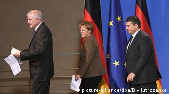 Horst Seehofer, Angela Merkel and Sigmar Gabriel walking offstage after a press conference. (Photo: picture-alliance/dpa/B.v.Jutrczenka)
