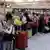 Turistas británicos esperan la salida de sus vuelos en el aeropuerto Sharm el Sheij, en Egipto.