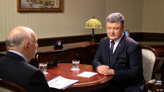 Петро Порошенко під час розмови з журналістом DW Тімом Себастіаном