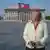 Бербель Хён на площади имени Ким Ир Сена в Пхеньяне