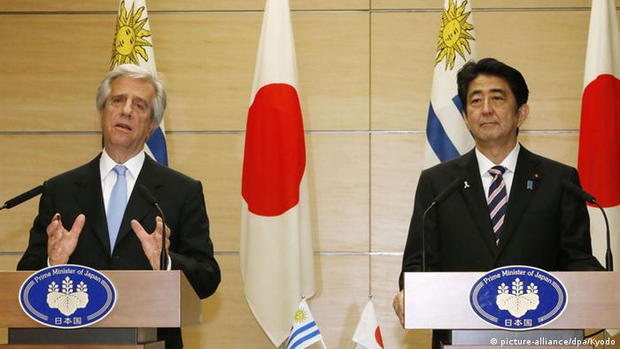 Tabaré Vázquez, presidente de Uruguay, con Shinzo Abe, primer ministro japonés, en Tokio.