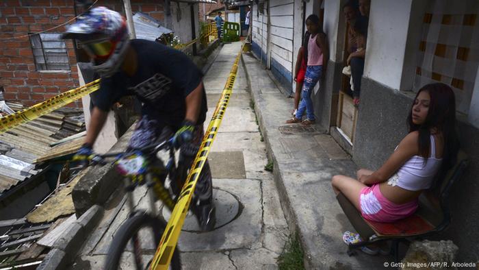 El campeonato mundial de descenso urbano de motocross 2015 se celebró en La Comuna 13 de Medellín.