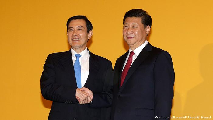 Taiwan Singapur Treffen Ma Ying-jeou und Xi Jinping (picture-alliance/AP Photo/W. Maye-E)