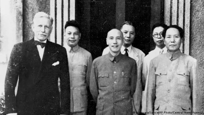 China Chiang Kai-shek mit Mao Zedong und Patrick J. Hurley 1945 in Chongqing