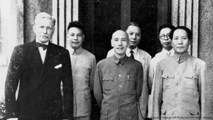 China Chiang Kai-shek mit Mao Zedong und Patrick J. Hurley 1945 in Chongqing