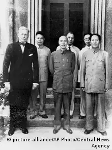 China Chiang Kai-shek mit Mao Zedong und Patrick J. Hurley 1945 in Chongqing