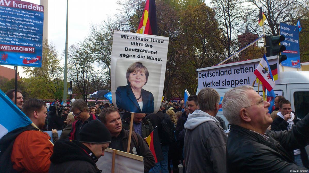 Thousands march in Berlin anti-refugee demo – DW – 11/07/2015