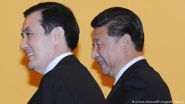 Taiwan China Treffen Ma Ying-jeou und Xi Jinping in Singapur (picture-alliance/AP Images/M. Tamura)