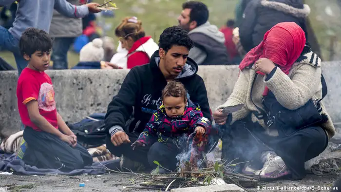Österreich Spielfeld Grenze Flüchtlingsfamilie