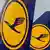 Lufthansa Heckflosse mit gelbem Firmenlogo mit blauem Kranich (Foto: picture-alliance/dpa/B. Roessler)