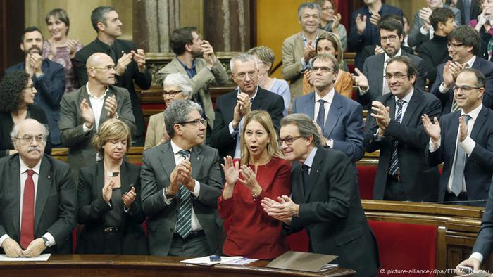 Spanien das Regionalparlament von Katalonien beschließt Abspaltung (picture-alliance/dpa/EFE/A. Dalmau)
