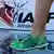 Нога бегуна на фоне эмблемы IAAF