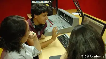 Cap Radio Mitarbeiter Abdelhay Saidi erklärt seinen Kolleginnen wie das Schnittprogramm funktioniert (Foto: DW Akademie).