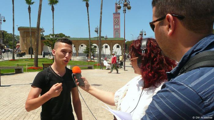 Hanane Azzouz und Sabri El Hammaoui (right) from Cap Radio doing street interviews (photo: DW Akademie).