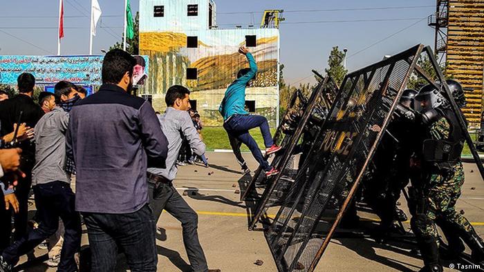 خرجت مظاهرات من جامعة طهران في يوليو / تموز 1999 بسبب إغلاق صحيفة إصلاحية تحمل اسم سلام. كانت شرارة الاحتجاجات جامعة طهران فيما أدى قمع الشرطة للمحتجين إلى اتساع رقعة المظاهرات واستمرارها لقرابة أسبوع. واعتقلت الشرطة في حينه أكثر من ألف طالب.