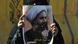 Eine Frau zeigt bei einer Kundgebung im Jemen ein Bild des zum Tode verurteilten Geistlichen Nimr al-Nimr (Foto: picture-alliance/dpa/Y. Arhab) Eine Frau zeigt bei einer Kundgebung im Jemen ein Bild des zum Tode verurteilten Geistlichen Nimr al-Nimr (Foto: picture-alliance/dpa/Y. Arhab)