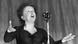 Edith Piaf singt auf der Bühne Edith Piaf singt auf der Bühne