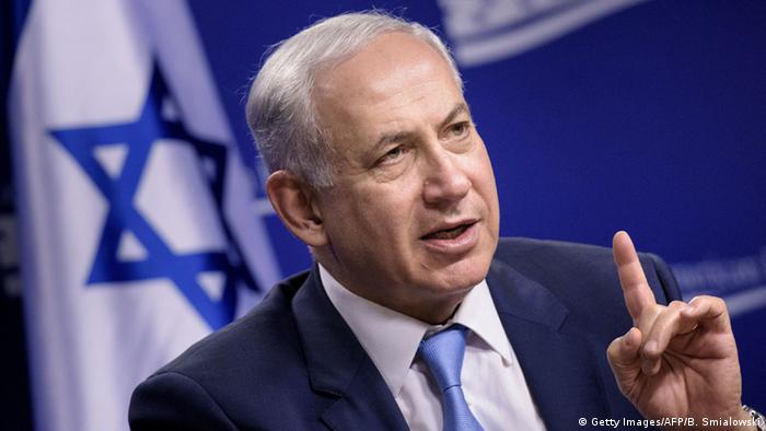 Benjamin Netanjahu steht vor einer israelischen Flagge und gestikuliert mit dem Zeigefinger. (Foto: Getty Images/AFP/B. Smialowski)