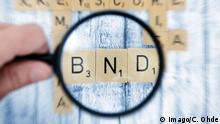 Bildnummer: 60170538 Datum: 21.07.2013 Schriftzug BND unter der Lupe, Zusammenarbeit von Bundesnachrichtendienst und NSA Symbol +++Copyright: Imago/C. Ohde