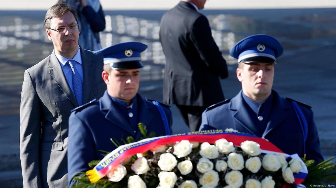 Aleksandar Vučić tokom posjete Memorijalnom centru u Potočarima u novembru 2015. Aleksandar Vučić tokom posjete Memorijalnom centru u Potočarima u novembru 2015.