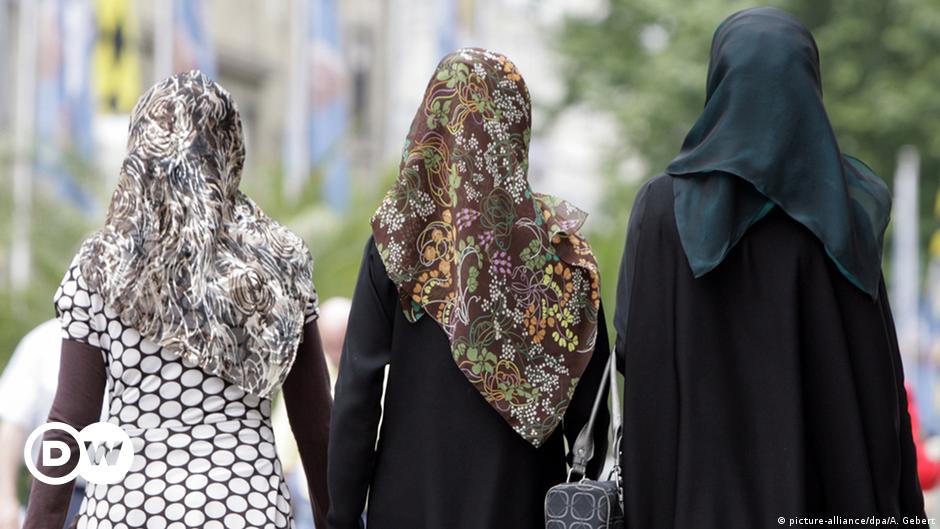 French headscarf ban upheld – DW – 11/26/2015
