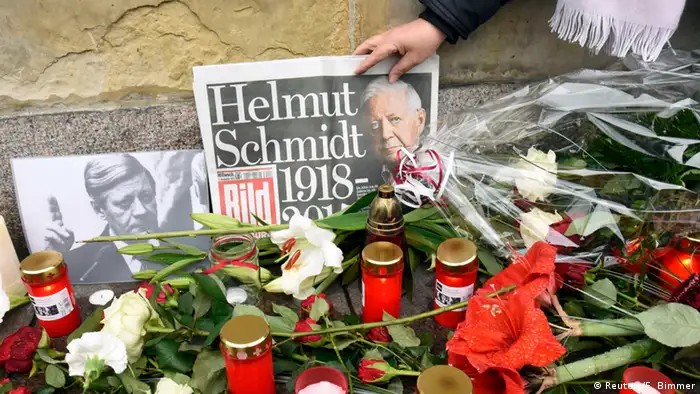 Deutschland Kerzen und Blumen für Helmut Schmidt in Hamburg