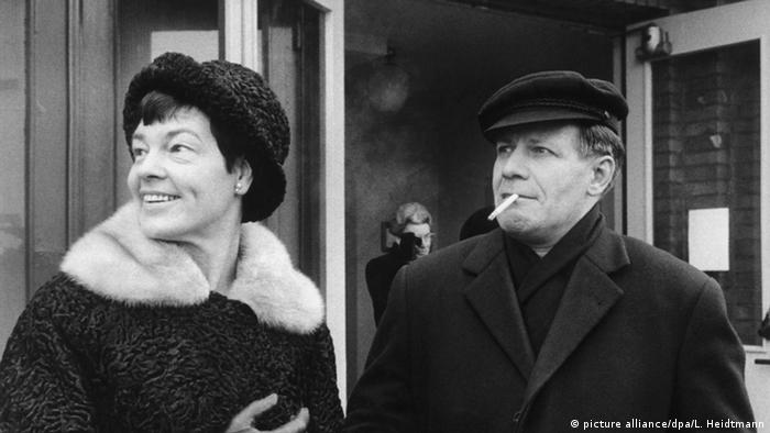 Helmut Schmidt mit Ehefrau Loki (picture alliance/dpa/L. Heidtmann)