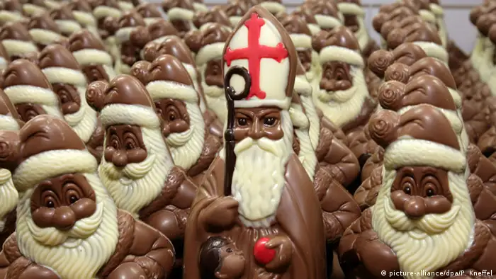 Parade of chocolate Santa Clauses, chocolate factory Fesey, Upper Bavaria, Germany (dpa) 