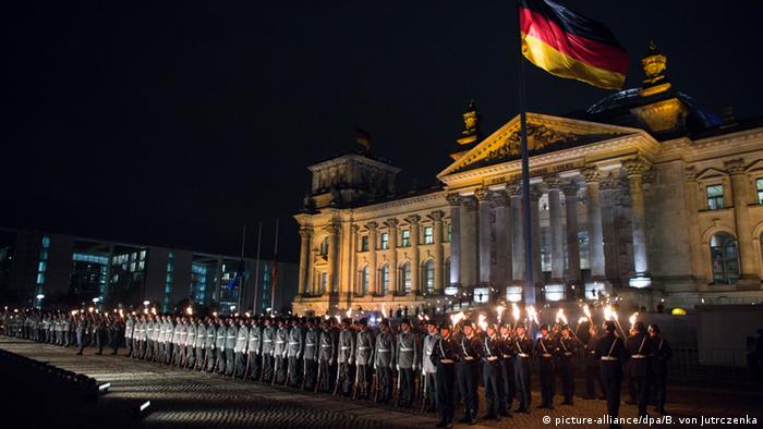Deutschland 60 Jahre Bundeswehr Zapfenstreich in Berlin