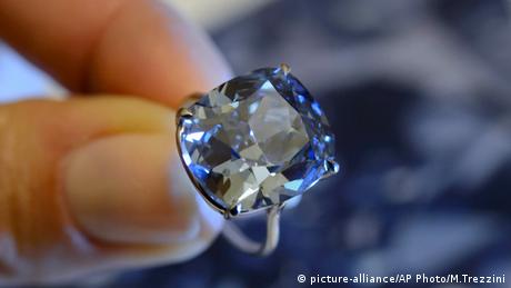 Sotheby´s Versteigerung Diamant Blue Moon (picture-alliance/AP Photo/M.Trezzini)