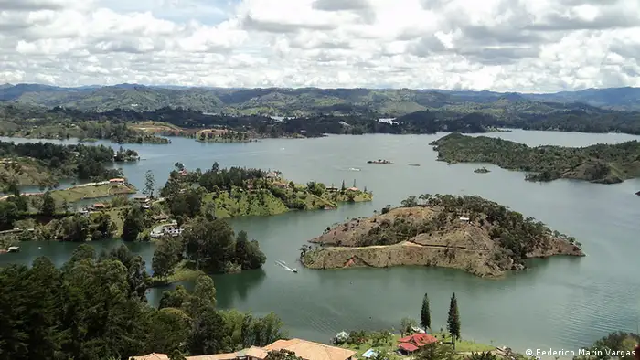 Ein See in Guatapé-Antioquia, Kolumbien.